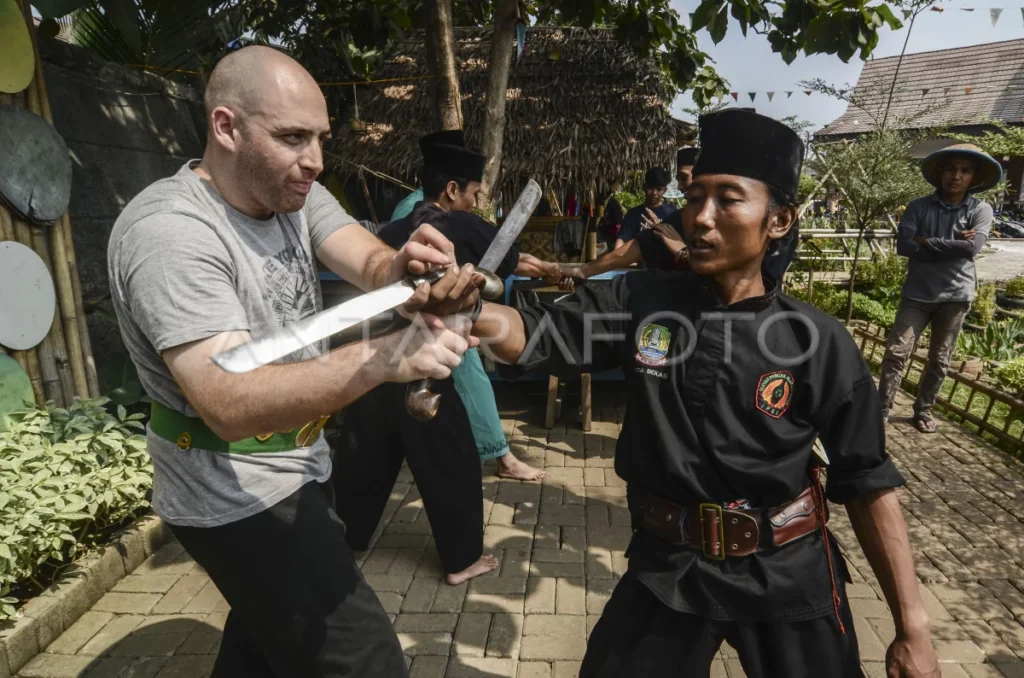 pencak-silat-golok-terbang-lv9a-dom