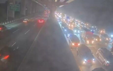 69b98f6ff035c-arus-mudik-di-tol-jakarta-cikampek-arah-jawa-tengah-macet-parah-rabu-183-dini-hari_990_557