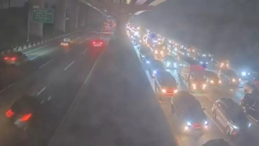 69b98f6ff035c-arus-mudik-di-tol-jakarta-cikampek-arah-jawa-tengah-macet-parah-rabu-183-dini-hari_990_557