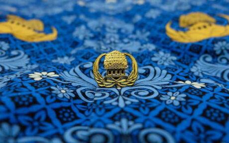 brooch-korps-pegawai-republik-indonesia-gold-korpri-symbol-with-blue-korpri-motif-batik-shirt_779541-404